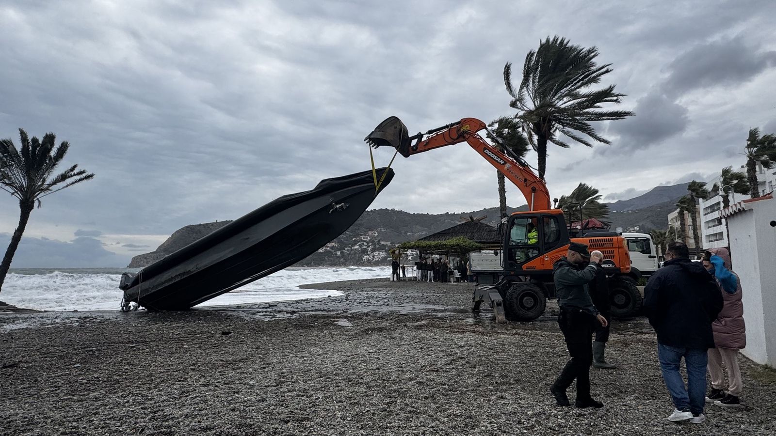 Una grúa retira una de las narcolanchas