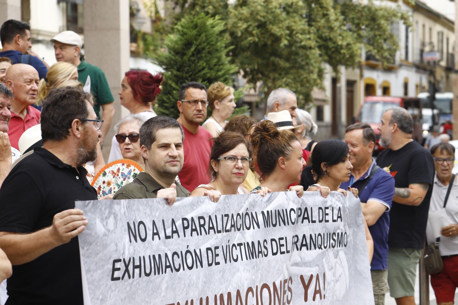 La protesta de los colectivos de memoria histórica ante el Ayuntamiento de Córdoba, en imágenes