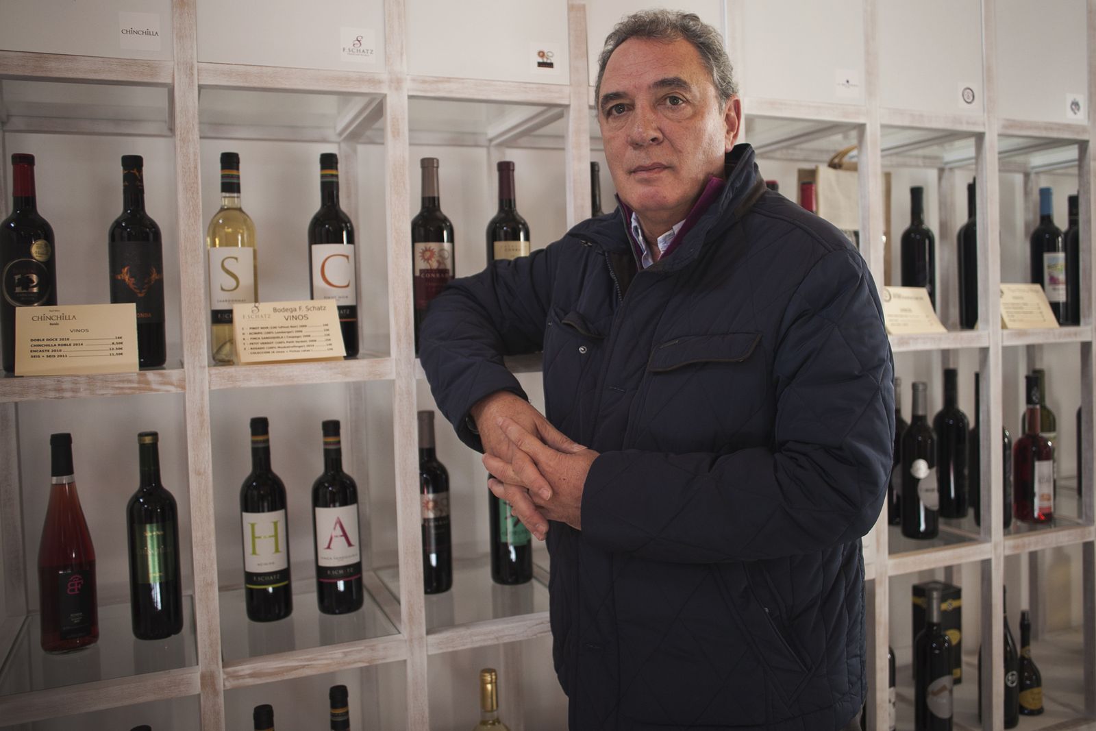 José María Losantos posa en su bodega.