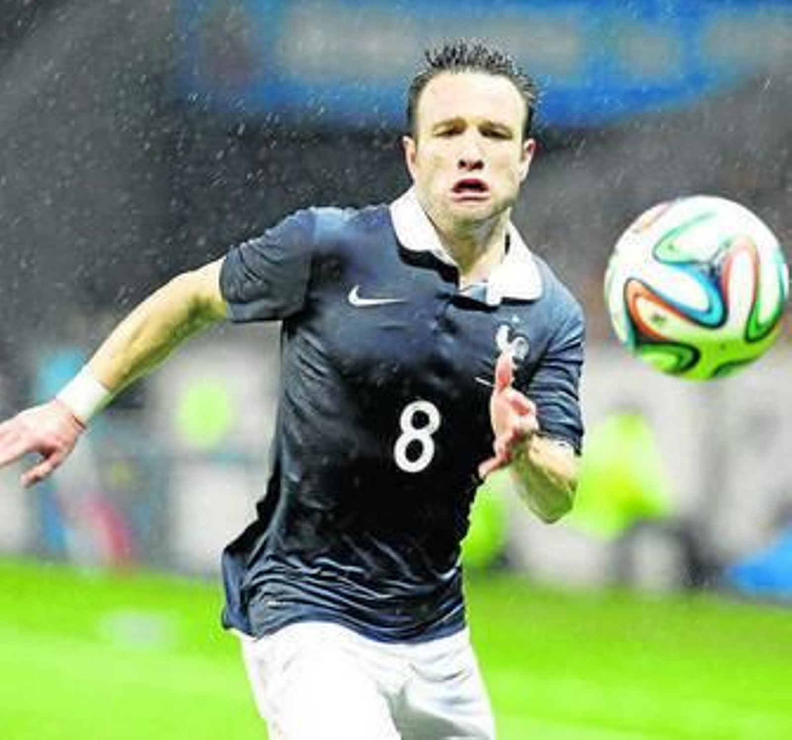 Valbuena persigue un balón en un partido con Francia.