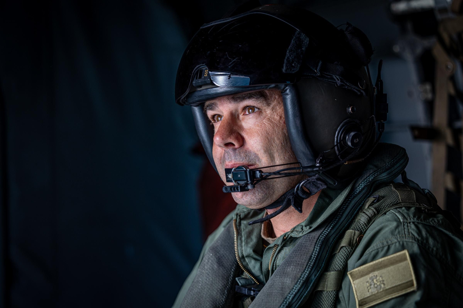 Imágenes del vuelo de despedida de los 'Sea King'  de la Quinta Escuadrilla de la FLOAN de la Armada por la Bahía de Cádiz