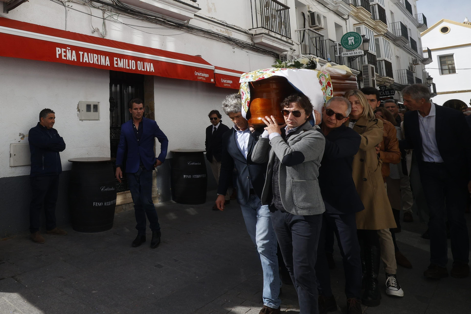 La comitiva fúnebre, a su paso por su peña taurina.