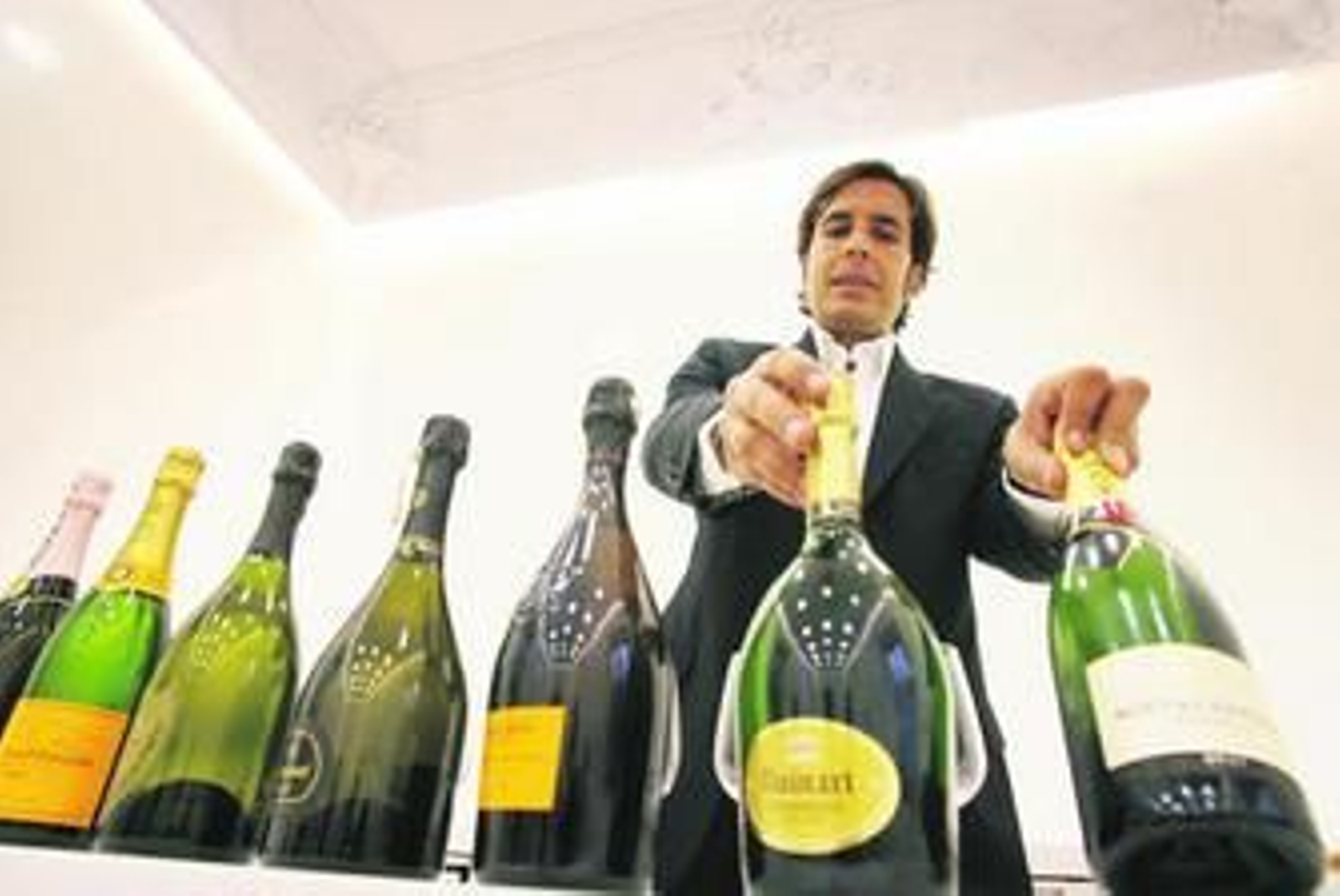 El sumiller José Joaquín Cortés impartió ayer una cata de champán en la Escuela de Hostelería.