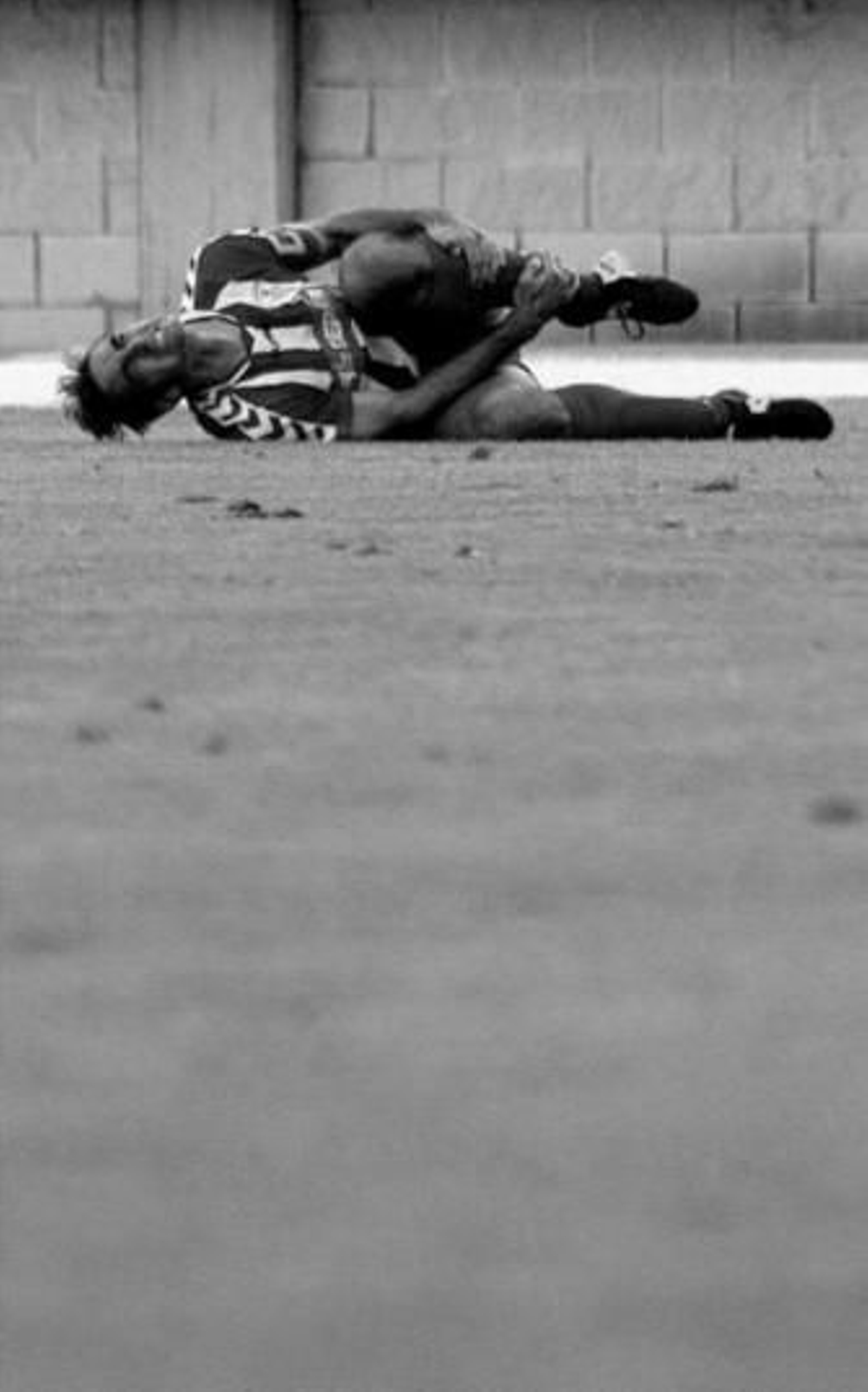 Un jugador del Algeciras se duele en el césped.