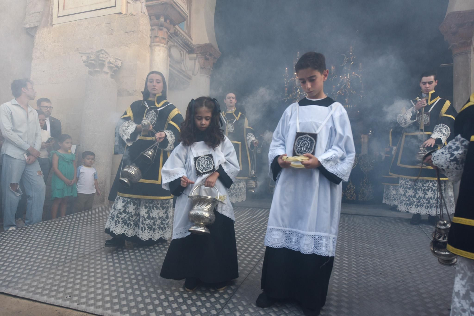 Las fotos del traslado del Remedio de Ánimas tras el Magno Vía Crucis de Córdoba