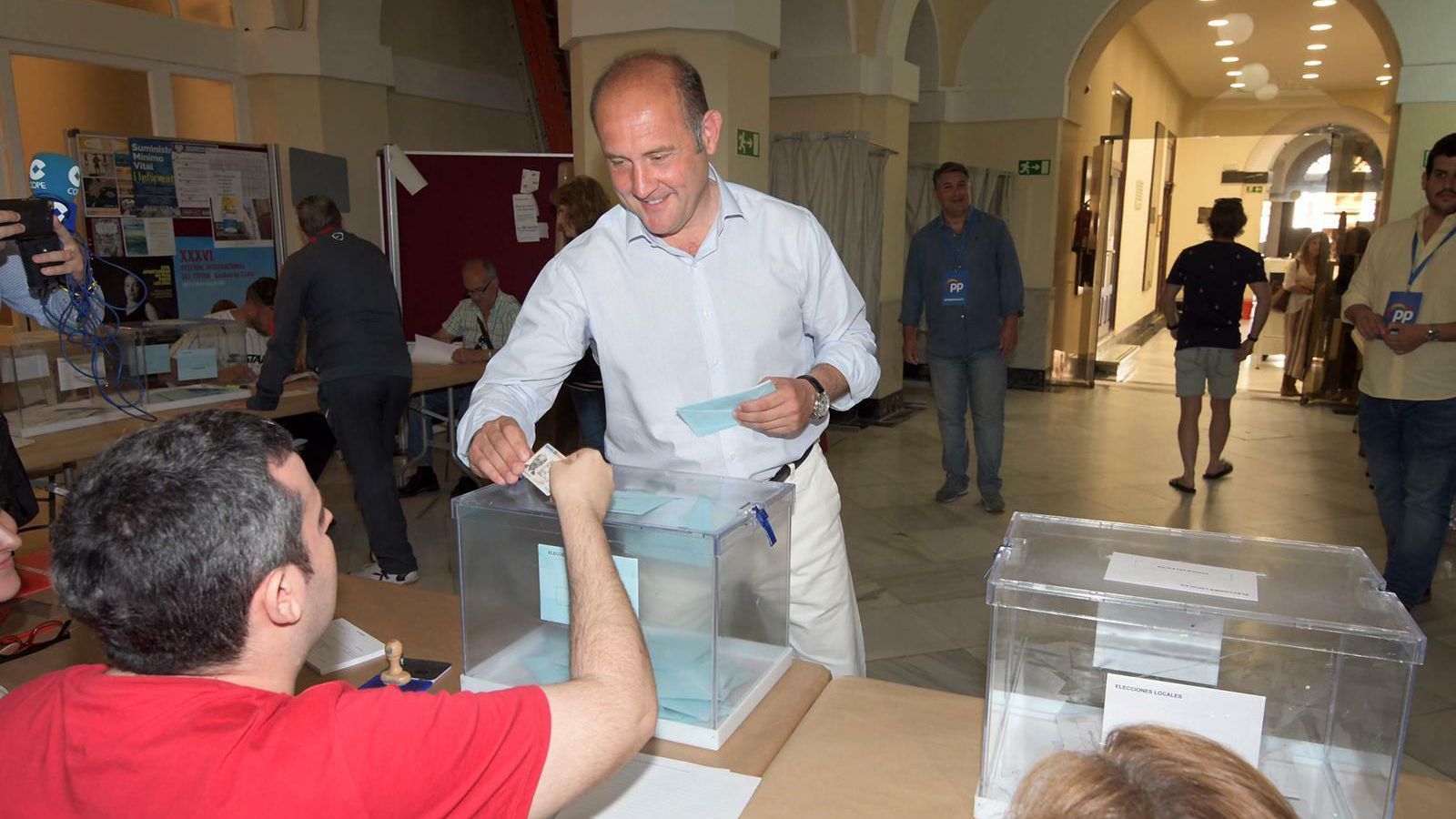 Juancho Ortiz votando en el Ayuntamiento de Cádiz