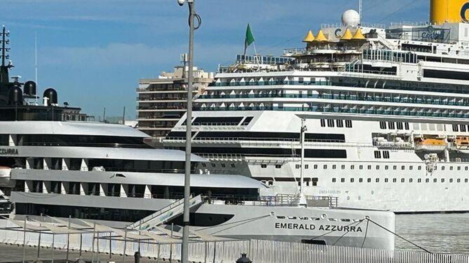 El Emerald Azzurra coincidió en Cádiz el año pasado con un buque de Costa Cruceros El Emerald Azzurra coincidió en Cádiz el año pasado con un buque de Costa Cruceros