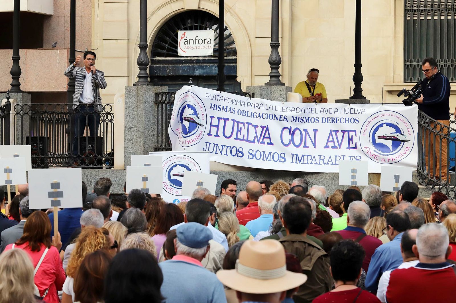 Imágenes de la concentración en defensa de la llegada del AVE a Huelva