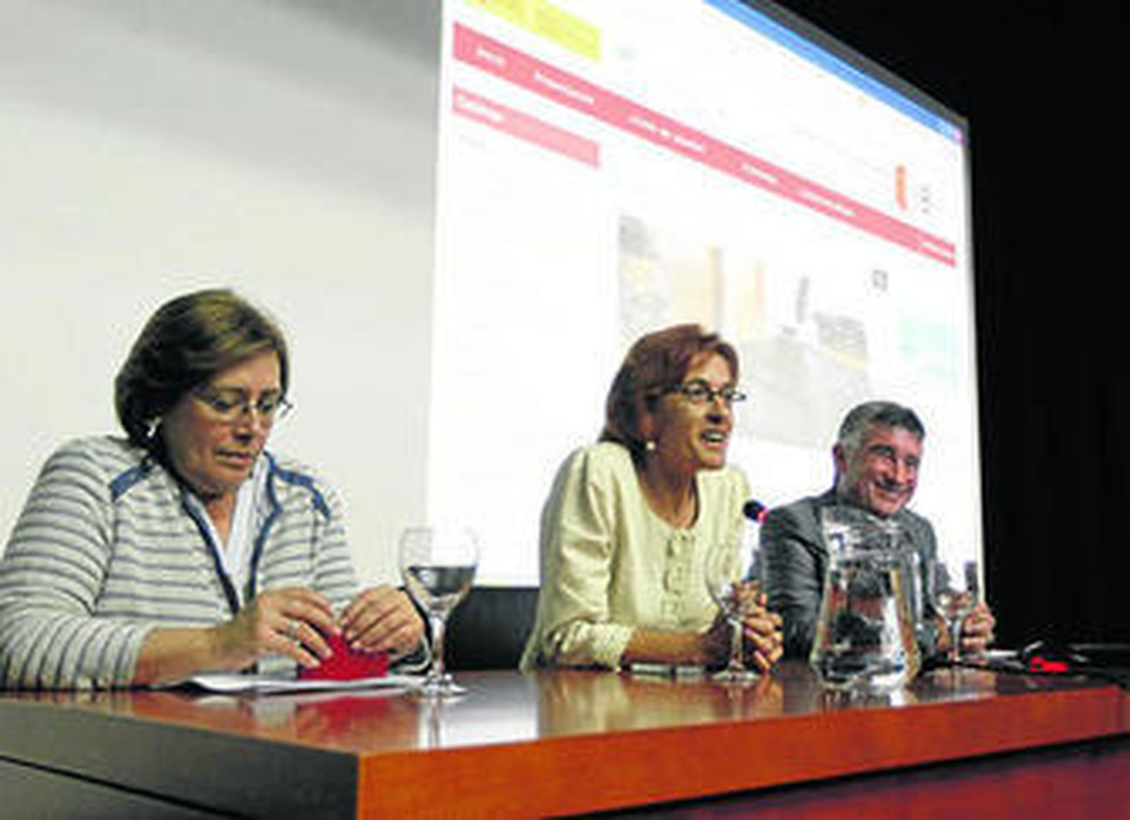 Arriba, imagen de Ana Gámez, delegada de Educación, Cultura y Deporte, Rosario Corral, directora de la Biblioteca provincial y Javier Álvarez, director de la Biblioteca de Andalucía presentando la plataforma eBiblio. Abajo, el préstamo electrónico de libros es una realidad en las bibliotecas públicas.