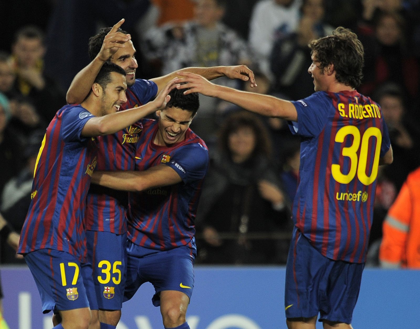 Bartra abraza a Montoya tras marcar el lateral.