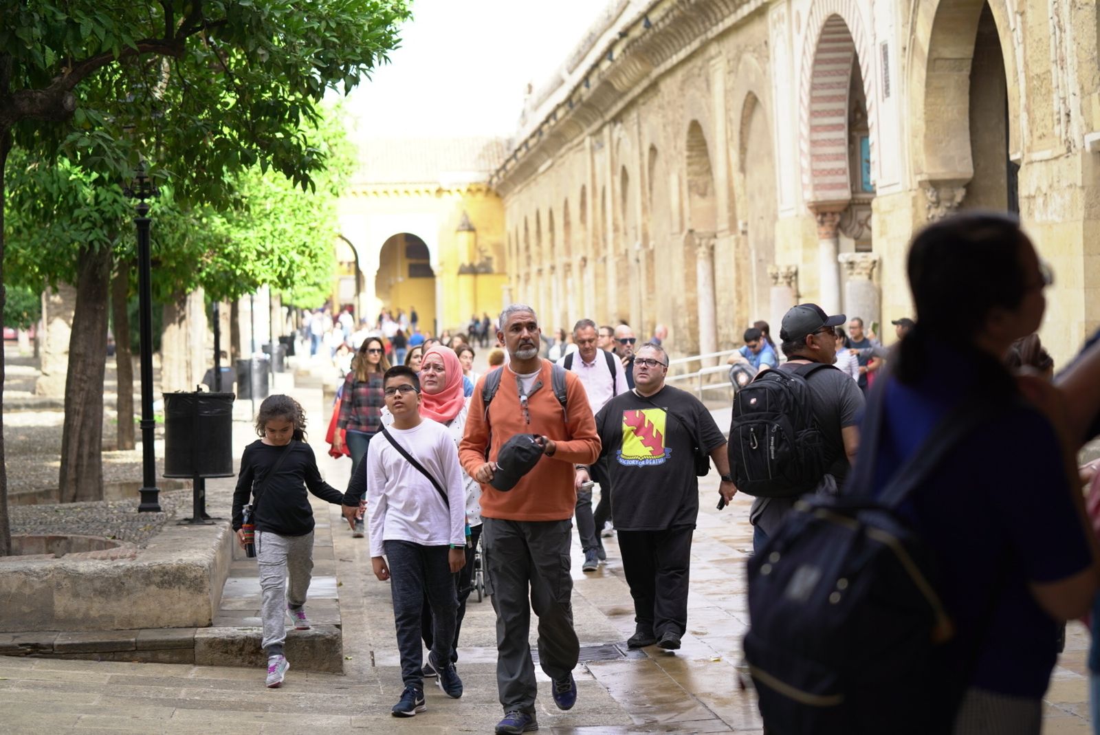 Turistas en el interior del Patio de los Naranjos.