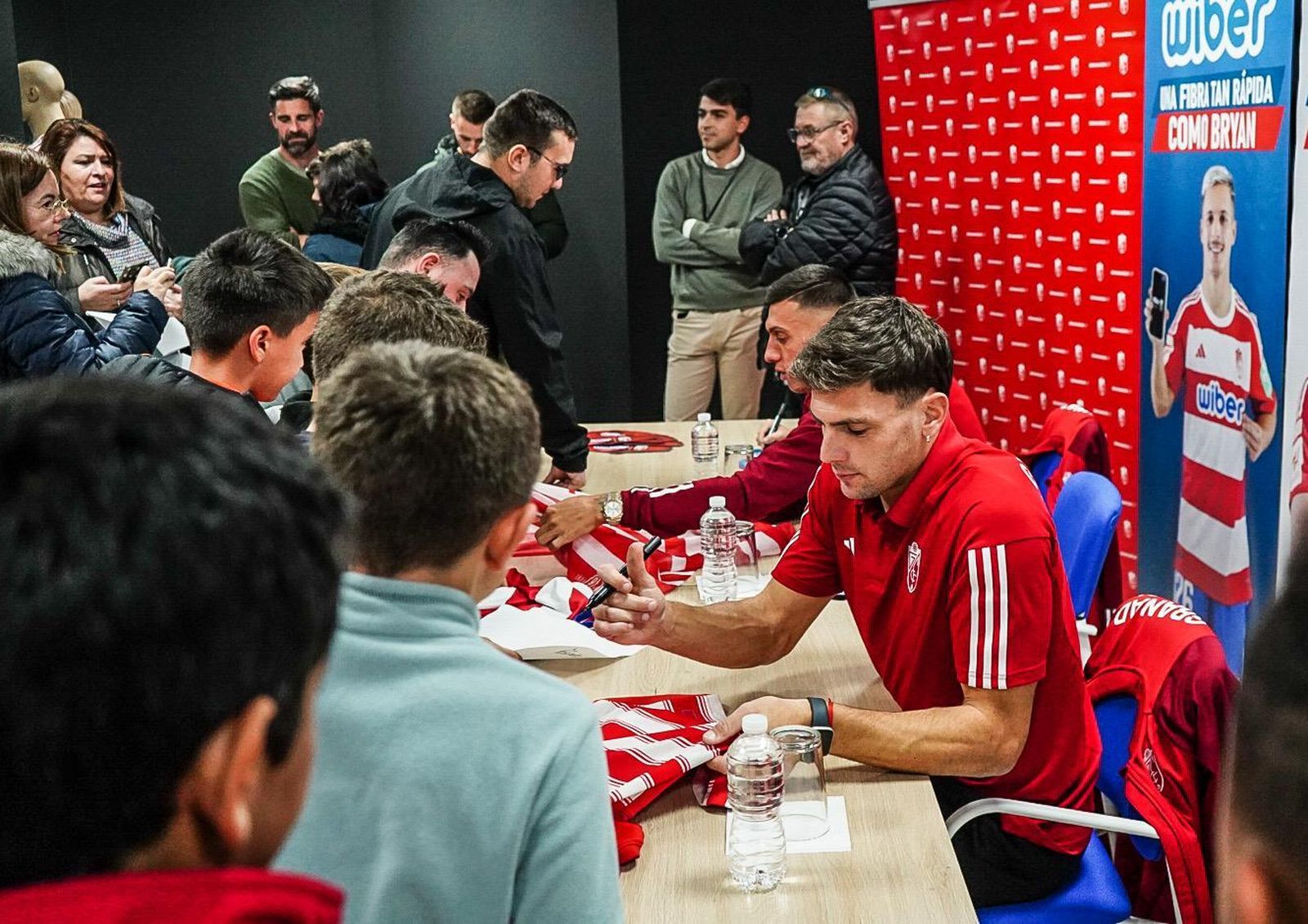Las mejores imágenes de la firma de autógrafos del Granada CF