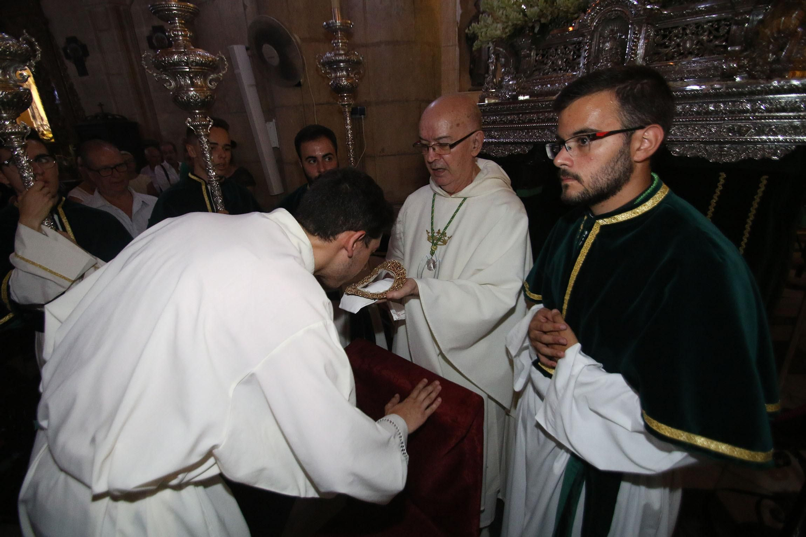 Fotogalería de la retirada de la Virgen del Mar para su restauración
