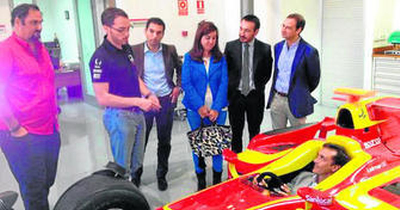 El alcalde de Sanlúcar, Víctor Mora (PSOE), y el delegado de la Junta, Fernando López Gil, durante la visita.