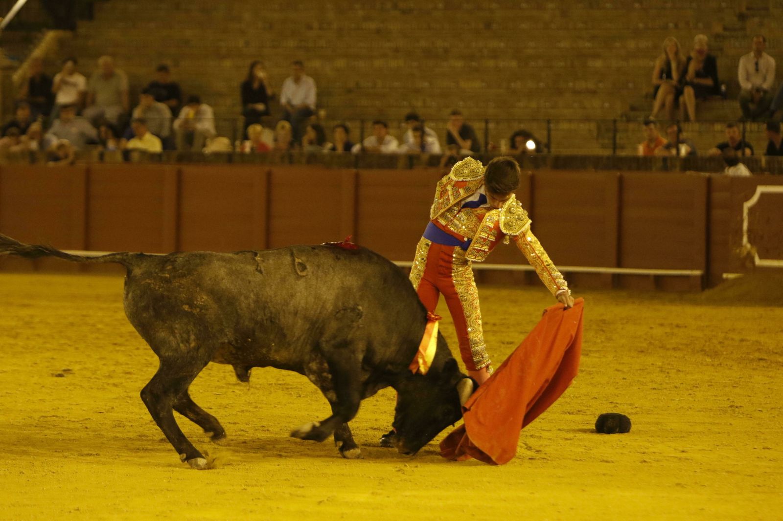 Eric Olivera, quien dio dos vueltas al ruedo, en un natural al complicado quinto.