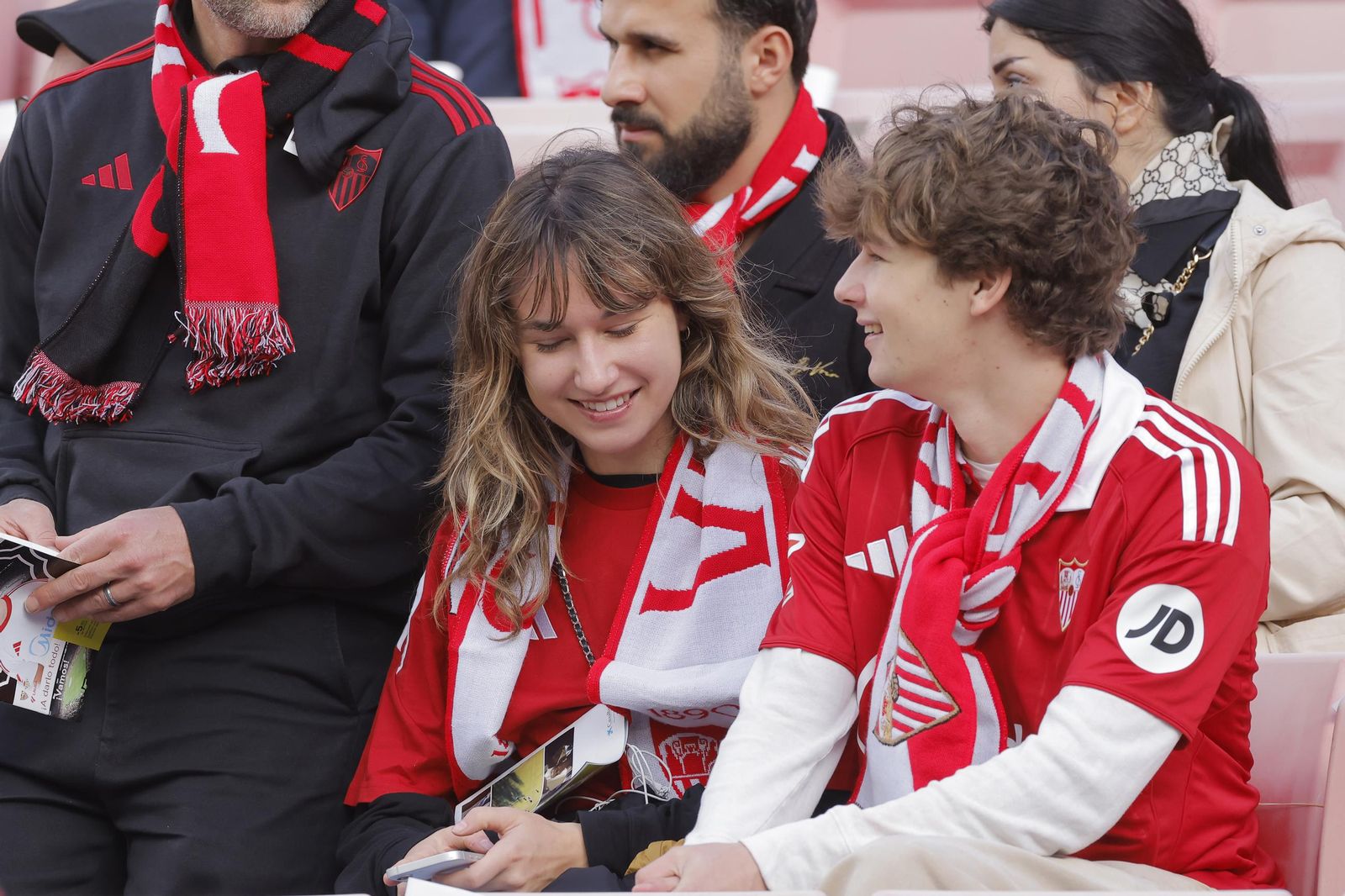 Búscate en las fotos del Sevilla -Betis