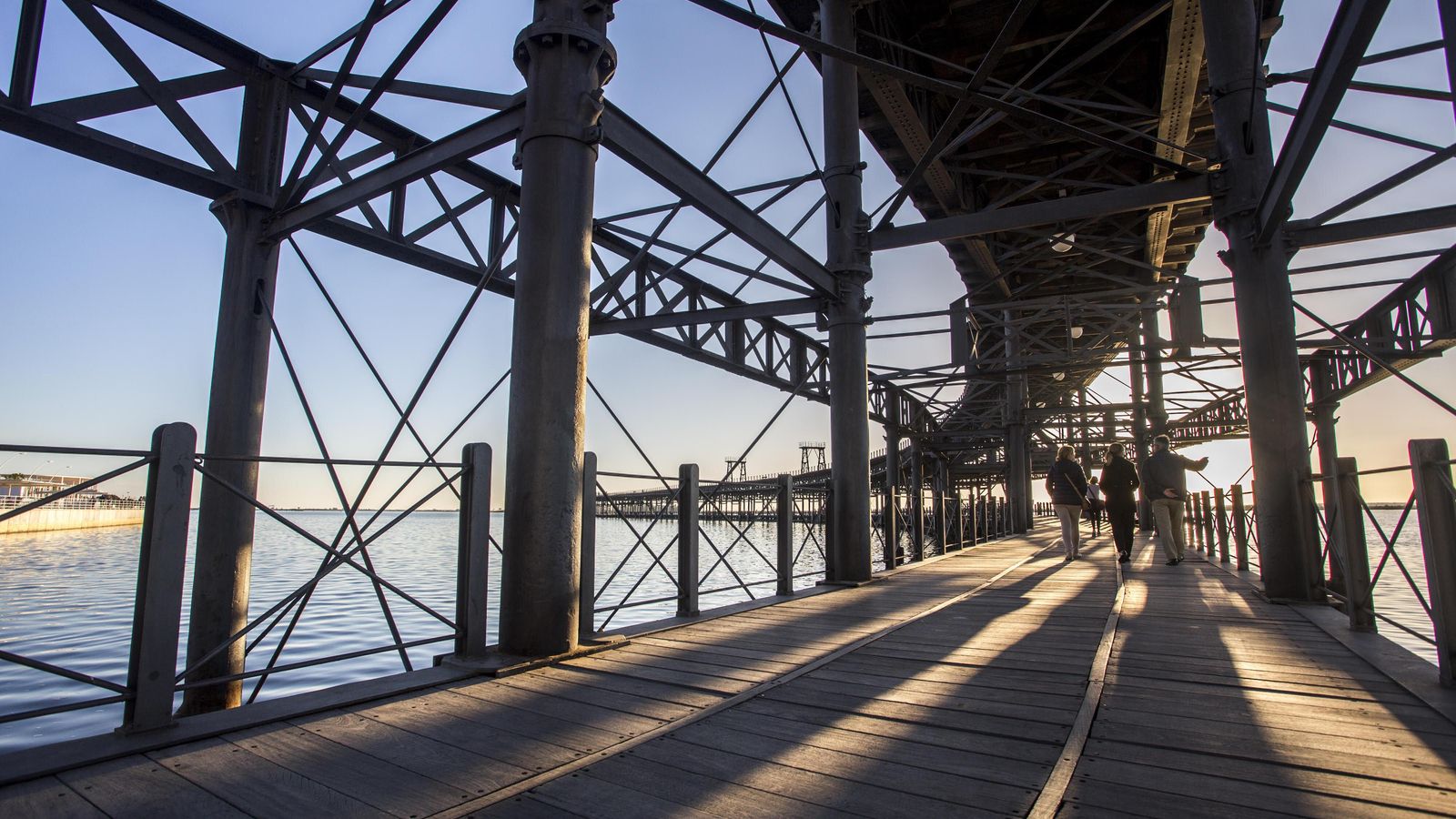 El Muelle del Tinto, en Huelva, es uno de los mayores reclamos turísticos.