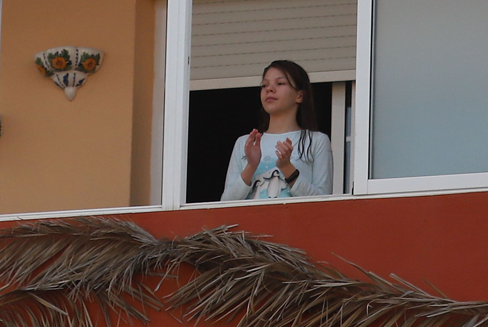 Imágenes de los aplausos solidarios de los vecinos de la calle Los Marismeños