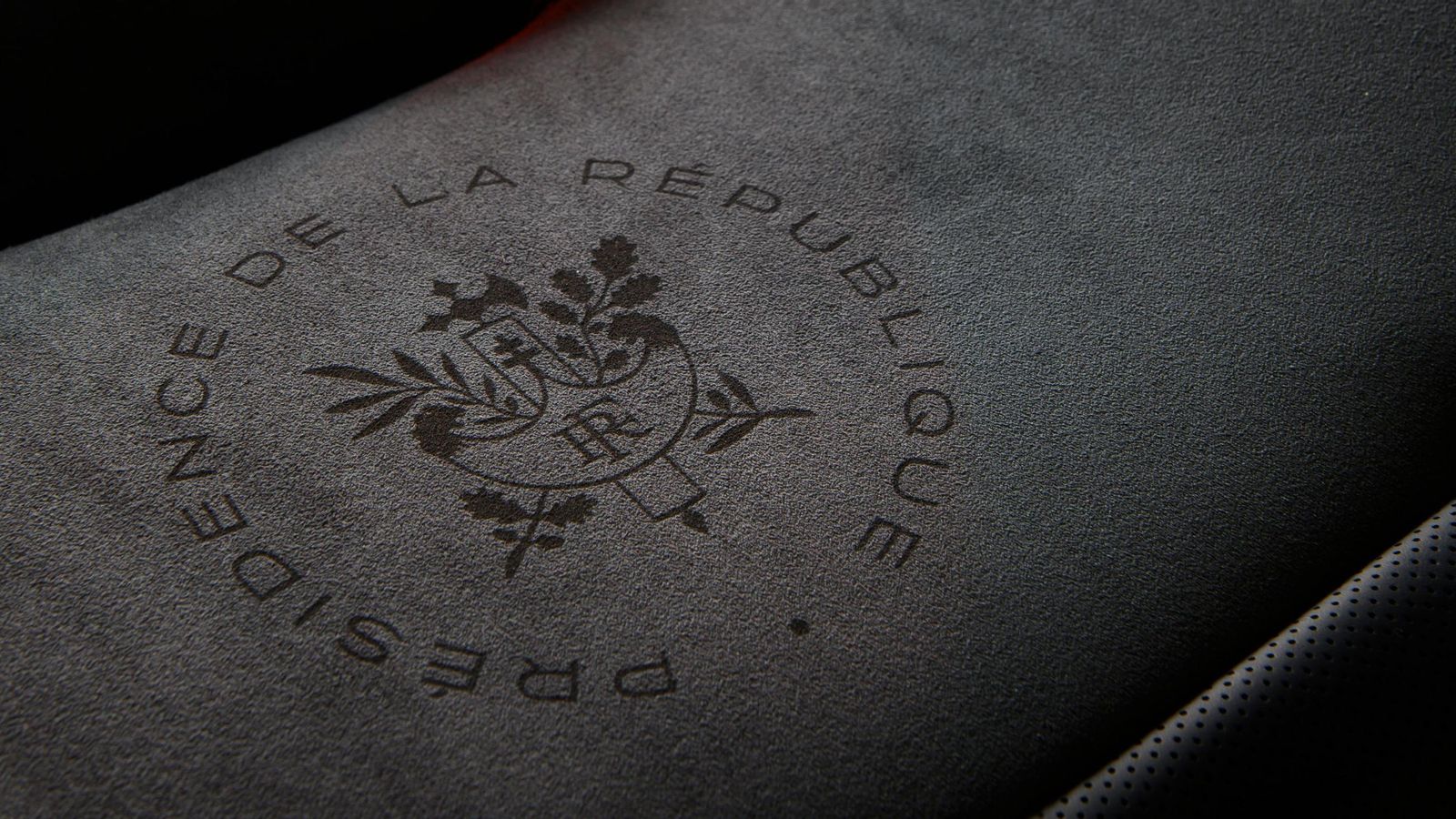 Abundan las personalizaciones para esta unidad y que alcanzan particularmente a la tapicería, como es el caso de los asientos traseros..