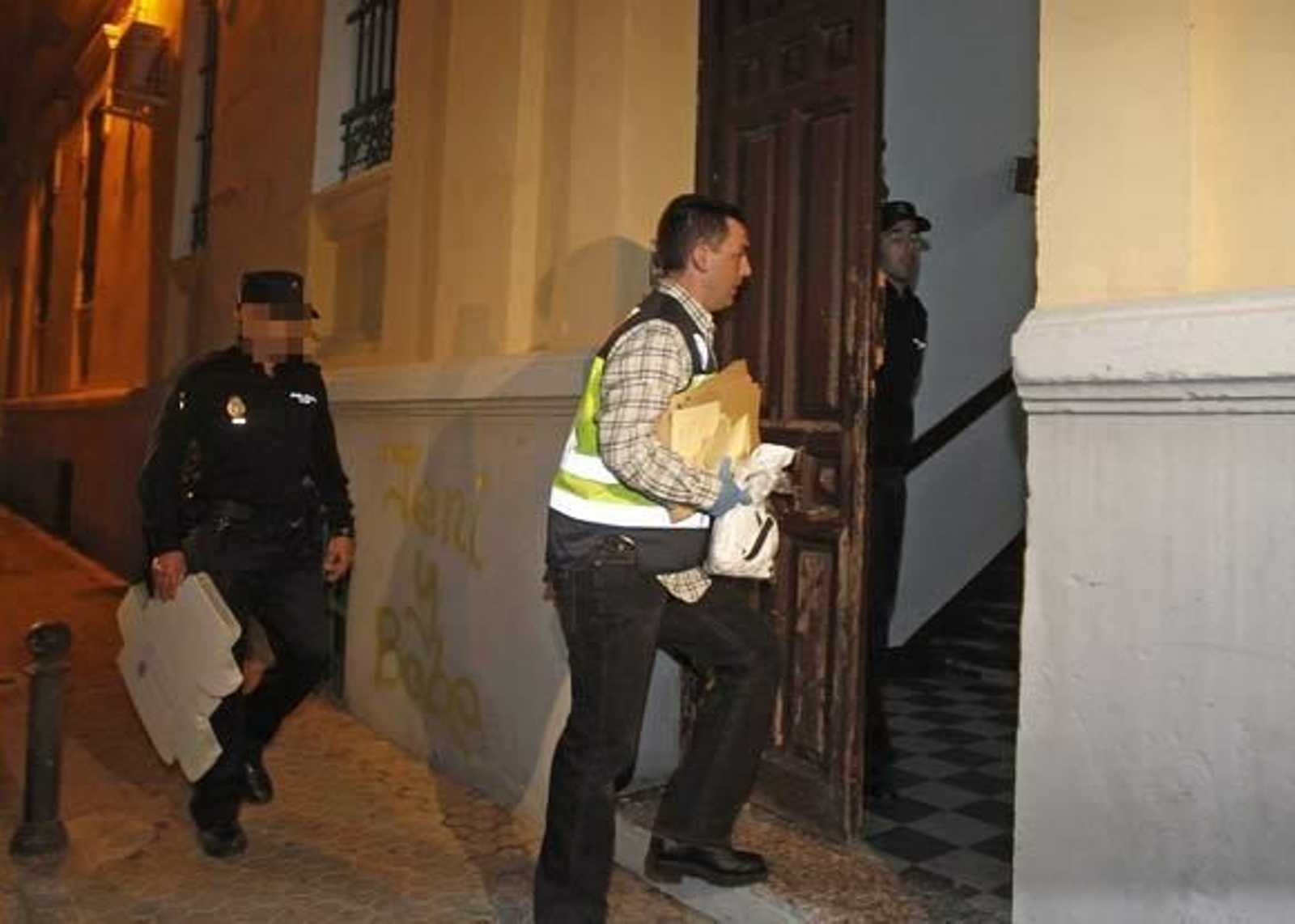 Un Policía entra a la casa del suceso para recabar pruebas.

Foto: Antonio Pizarro