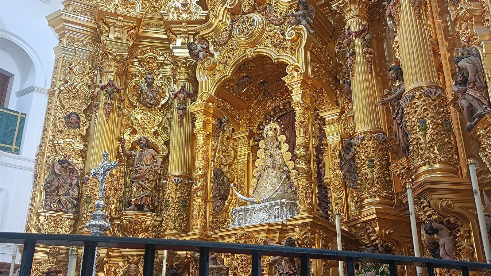 La Virgen del Rocío, en el interior de su santuario.