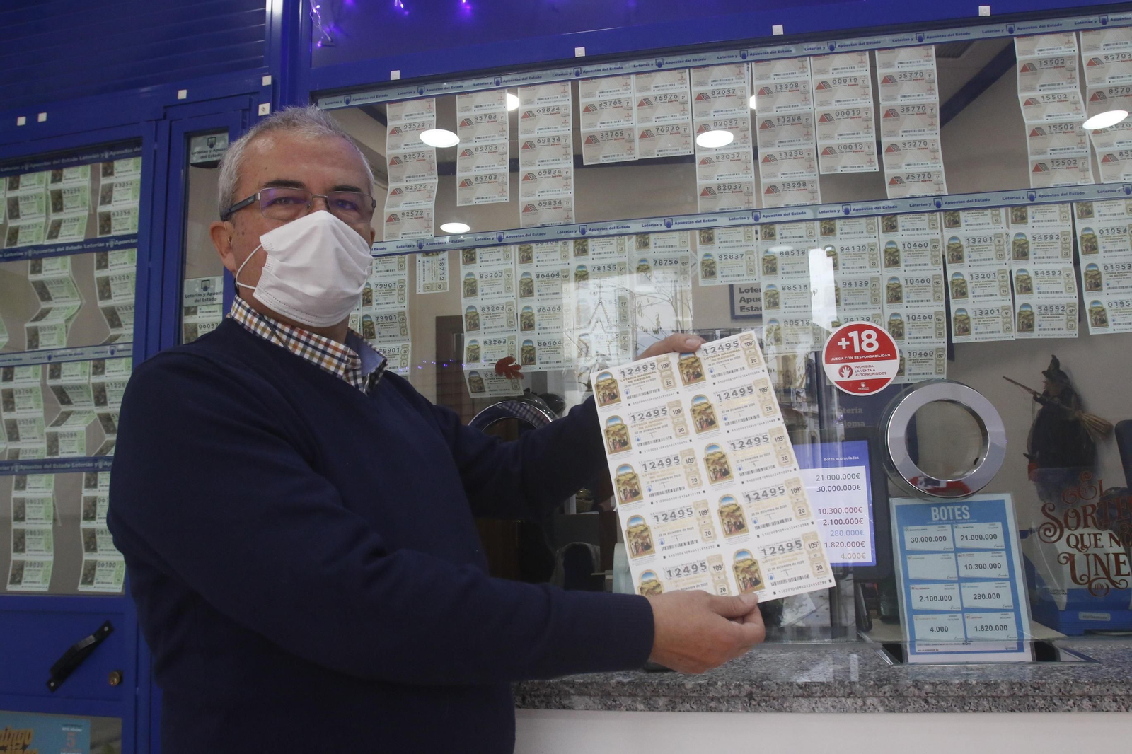 Hombre mostrando un décimo de lotería.
