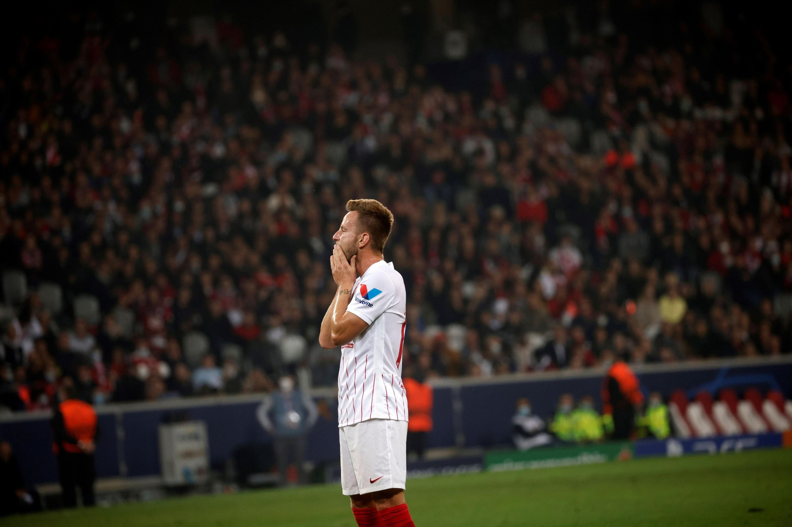 Rakitic, pensativo con la grada de fondo al finalizar el encuentro.