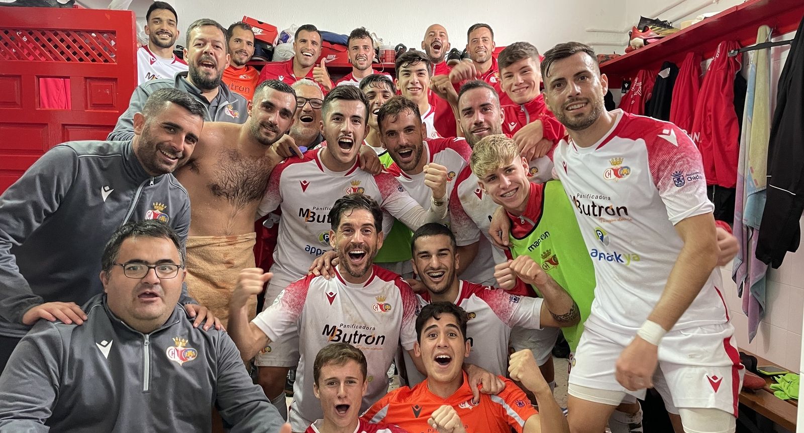 Celebración de los chiclaneros en el vestuario.