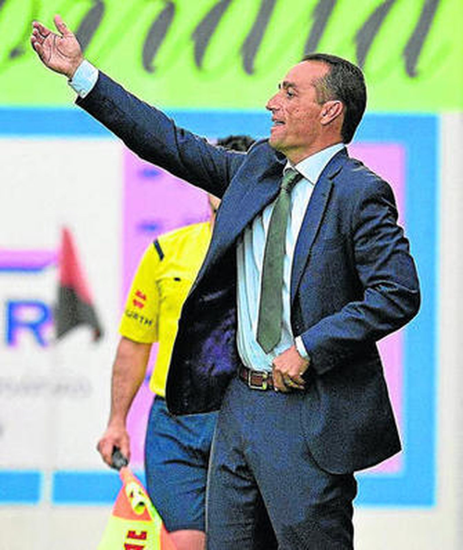 José Luis Oltra hace un gesto desde la zona técnica de Anduva.