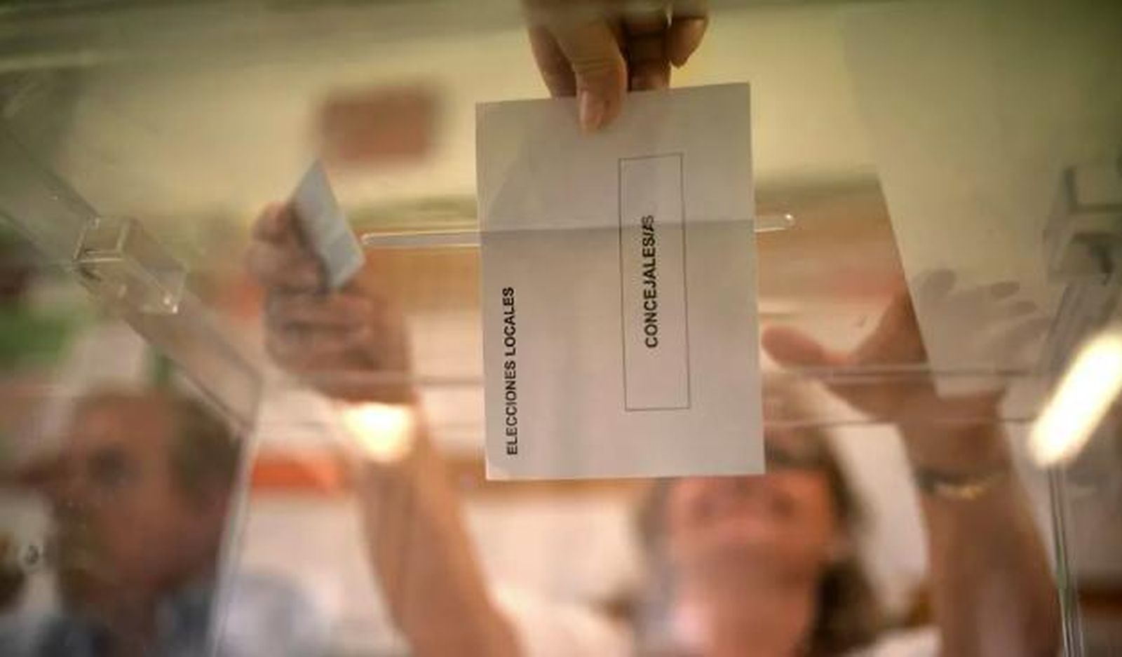 Voto entrando en la urna durante la últimas elecciones municipales