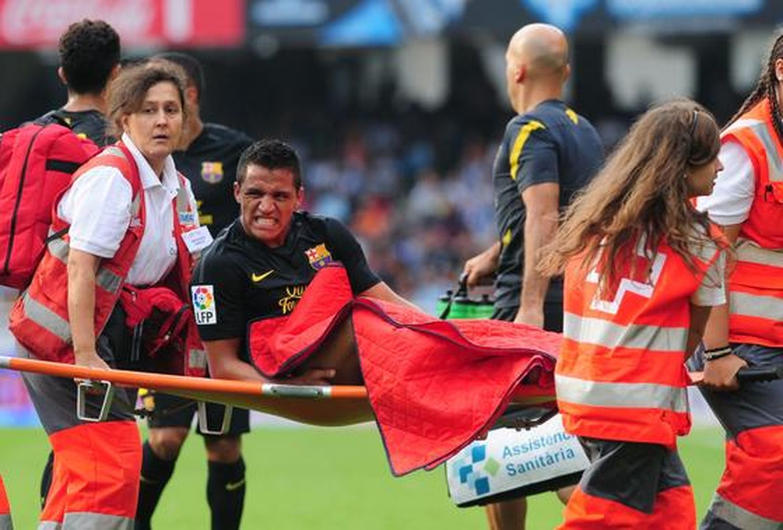Alexis Sánchez se retira lesionado. / AFP