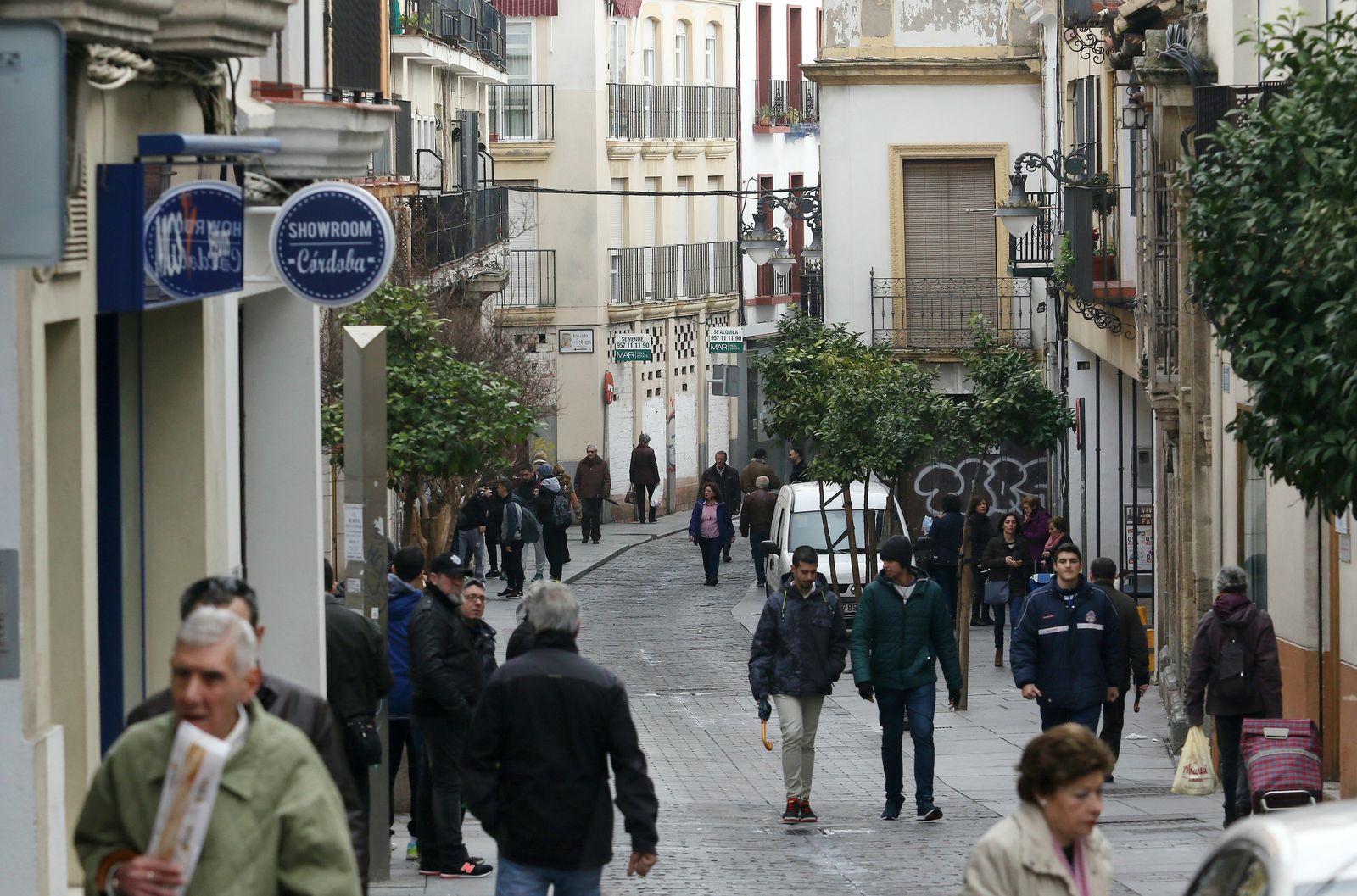 Los cordobeses caminan las calles de la ciudad.