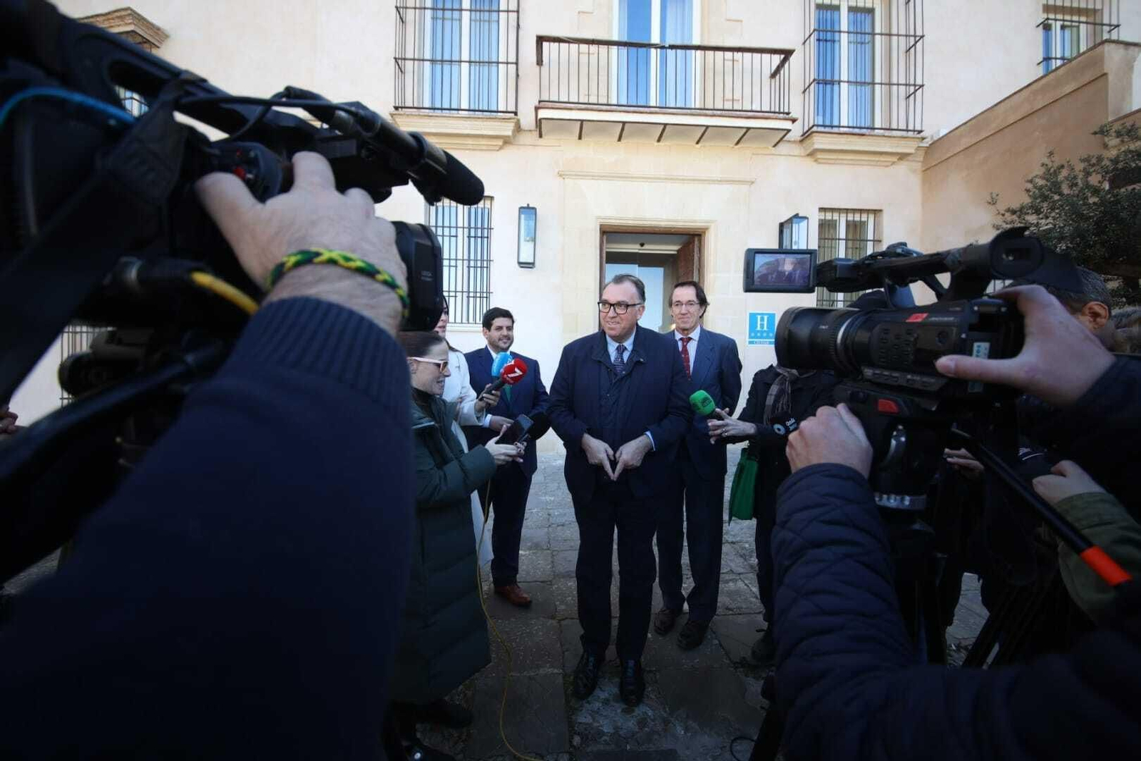 Arturo Bernal, en su comparecencia ante los medios antes de la visita a González Byass.