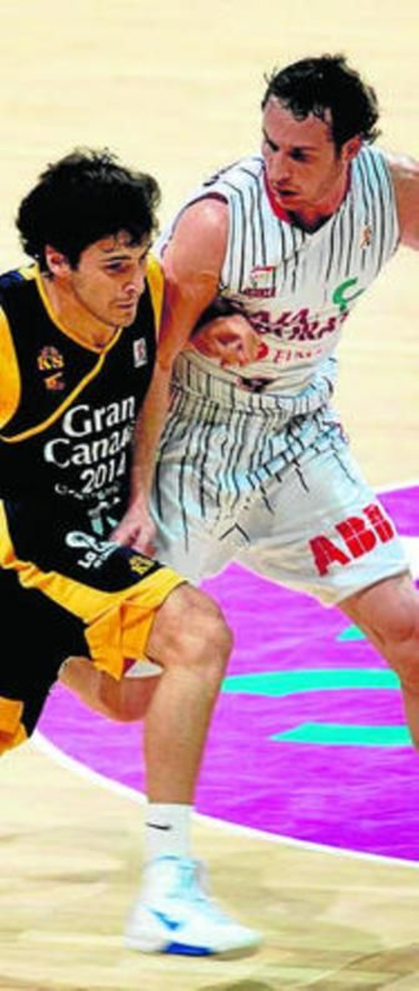 Bellas avanza ante Huertas.