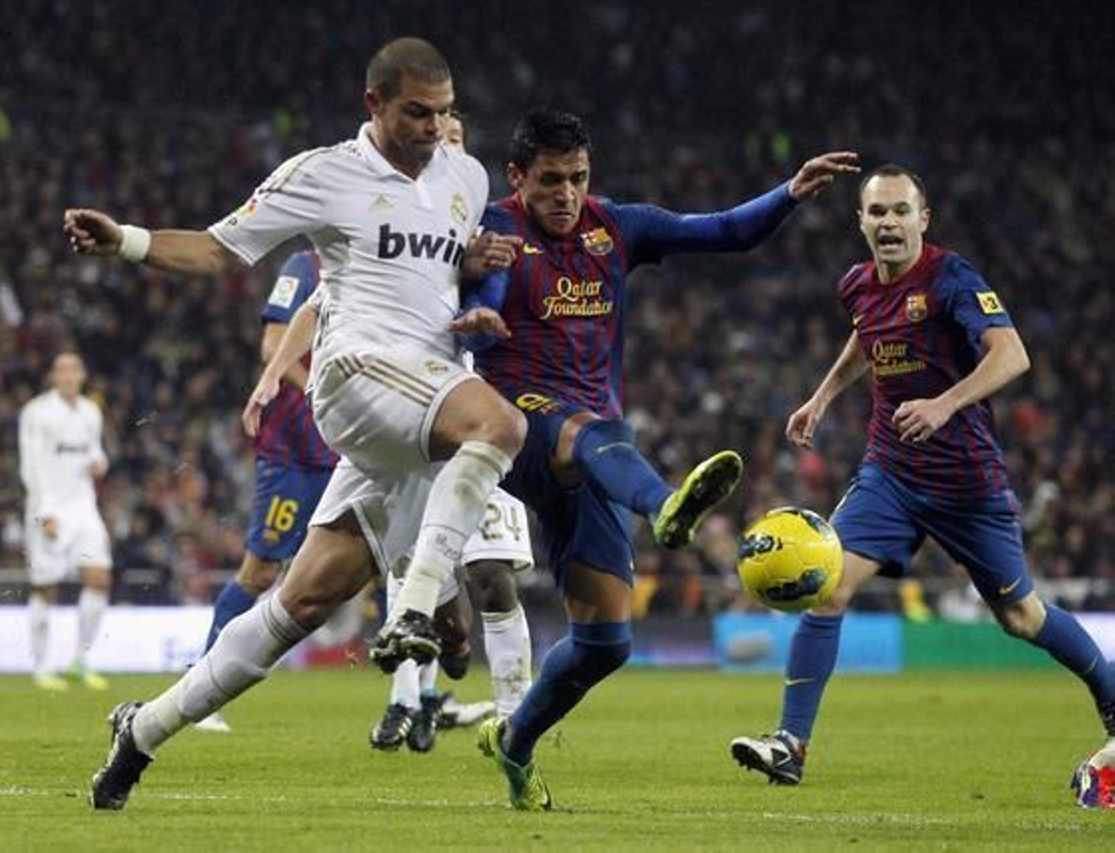 El Barcelona vence al Real Madrid a domicilio (1-3). / Reuters