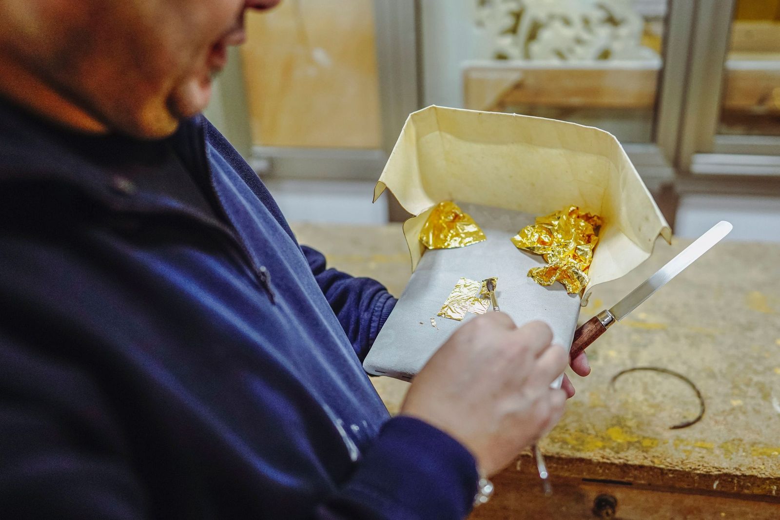 Las delicadas láminas de oro italiano con las que trabaja el taller.