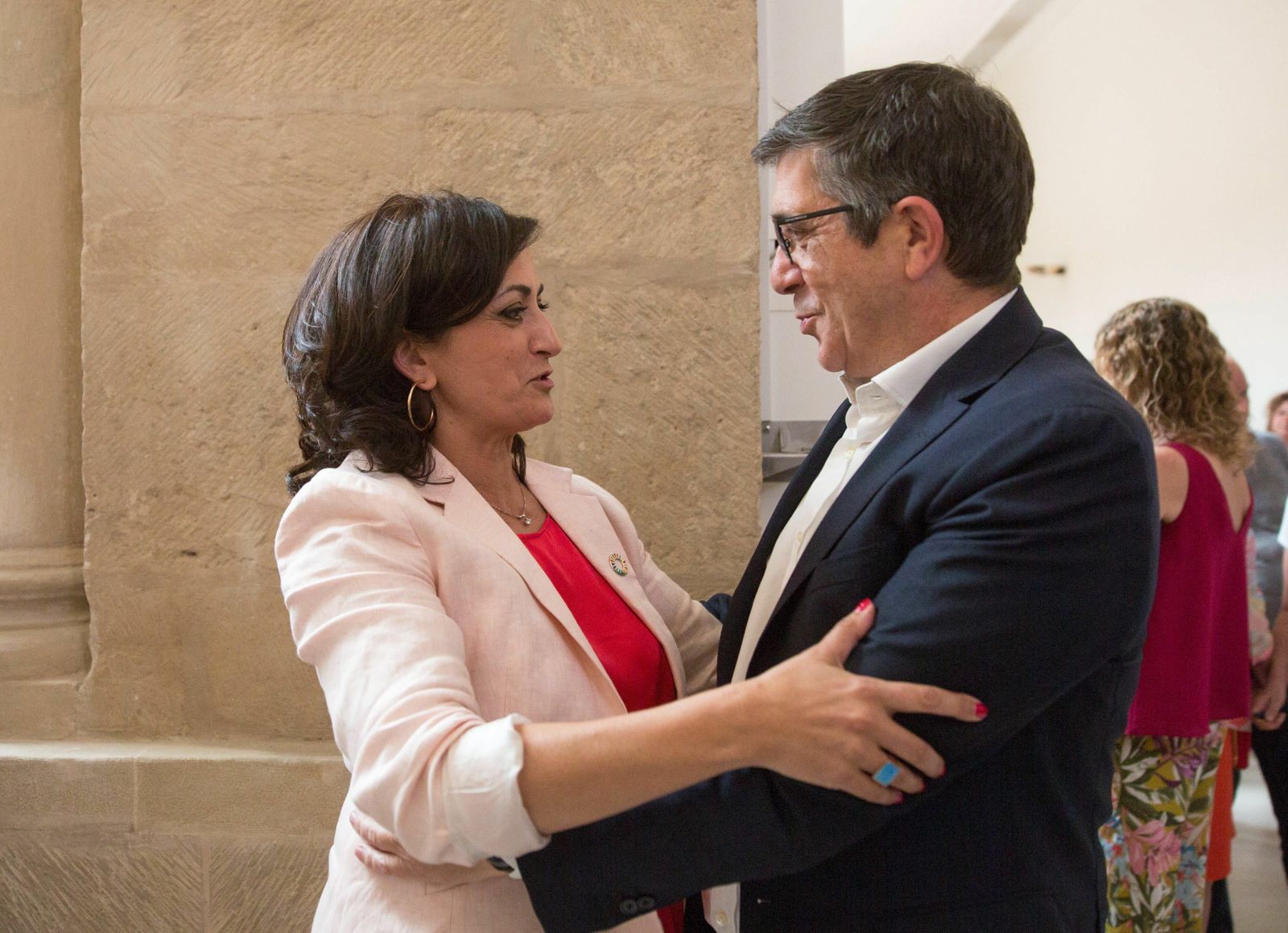 Patxi López, secretario de Política Federal del PSOE, saluda en el Parlamento riojano a la socialista Concha Andreu.