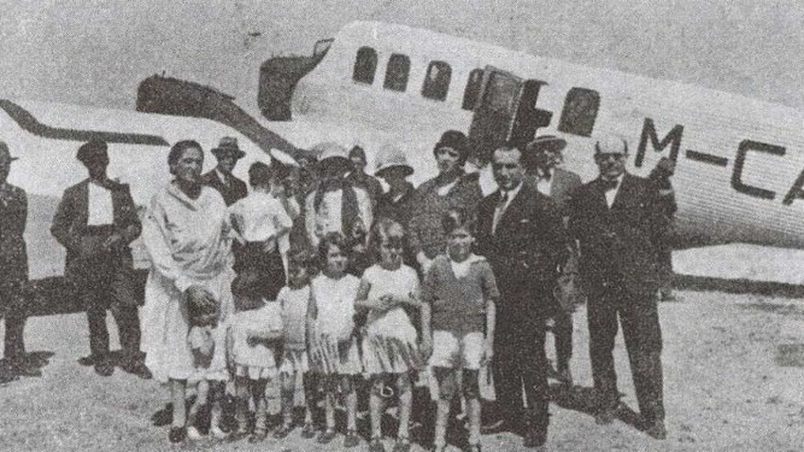 La familia Loring  en Madrid,  antes de subir al avión, rumbo a Barcelona, donde pasaban sus vacaciones.