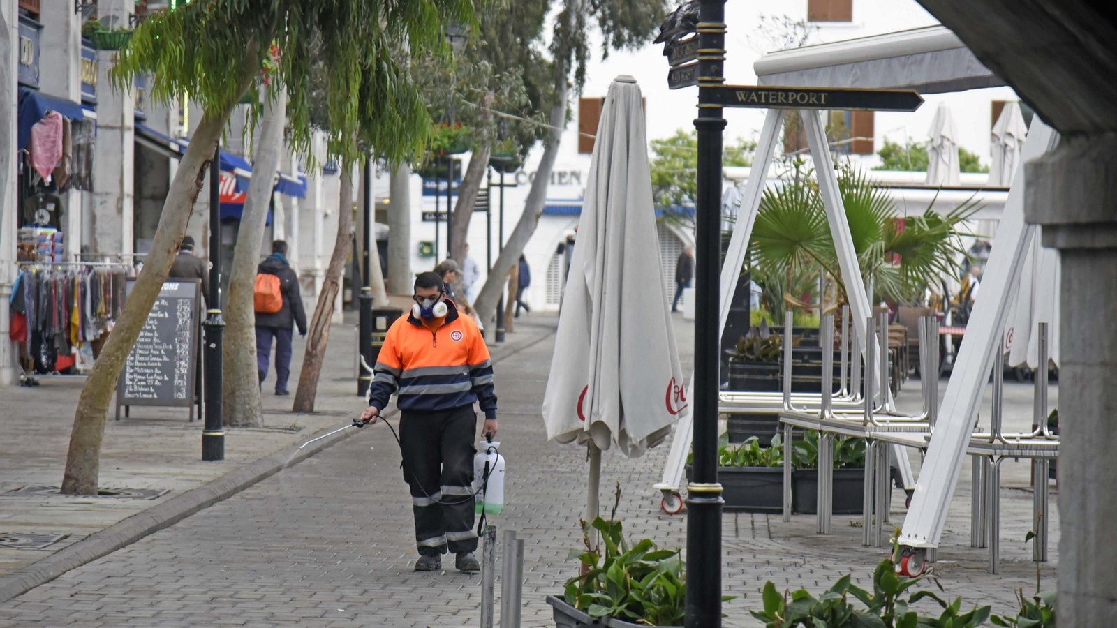 Una persona limpia la plaza de Casemates.