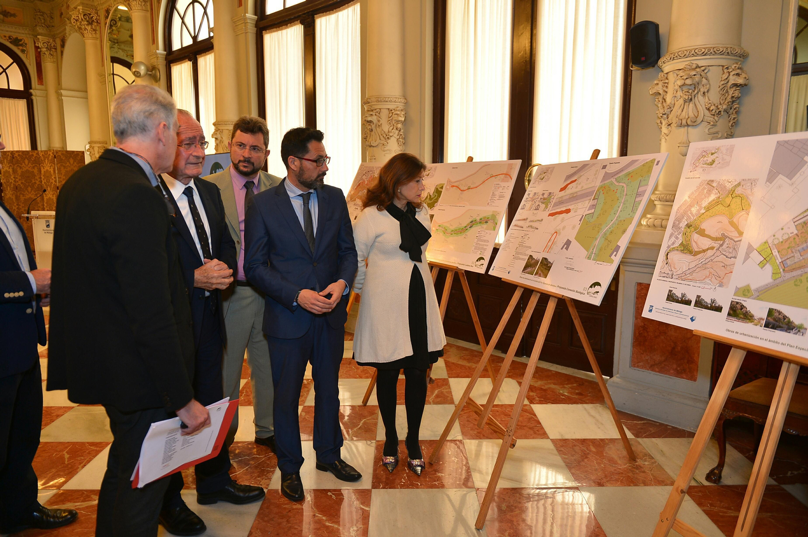 De la Torre, en el centro de la imagen, en la presentación del proyecto de urbanización de Gibralfaro