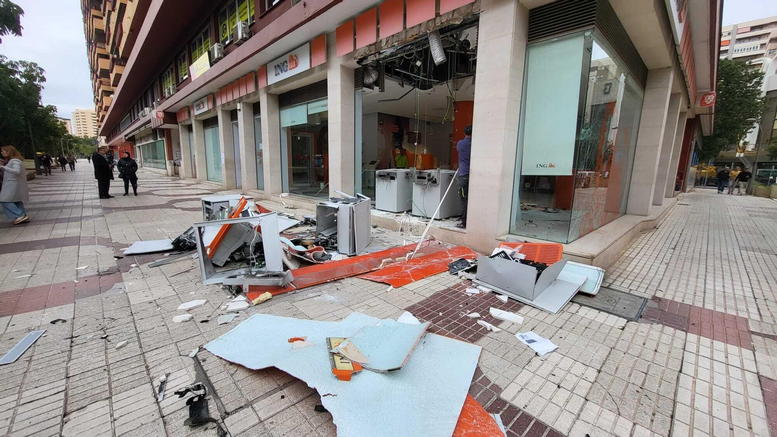 Retiran los escombros que ha dejado la explosión del cajero en la sucursal bancaria de la avenida de Andalucía