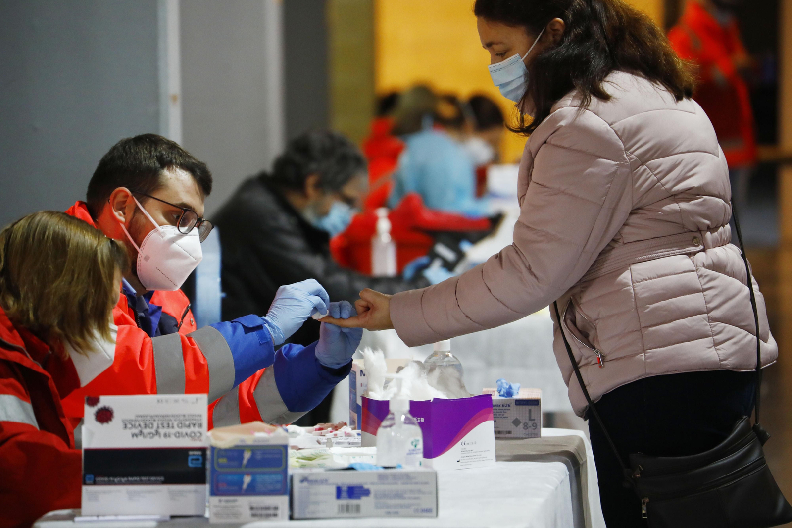 Los test de antígenos al profesorado en Vista Alegre, en fotografías