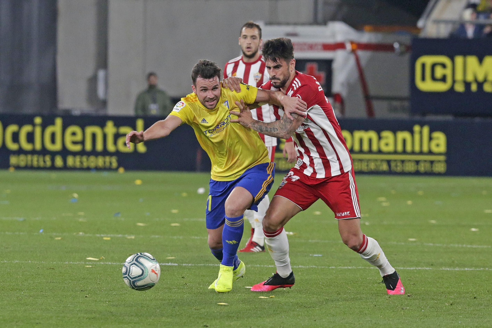 Álvaro Giménez trata de avanzar ante un jugador del Almería.
