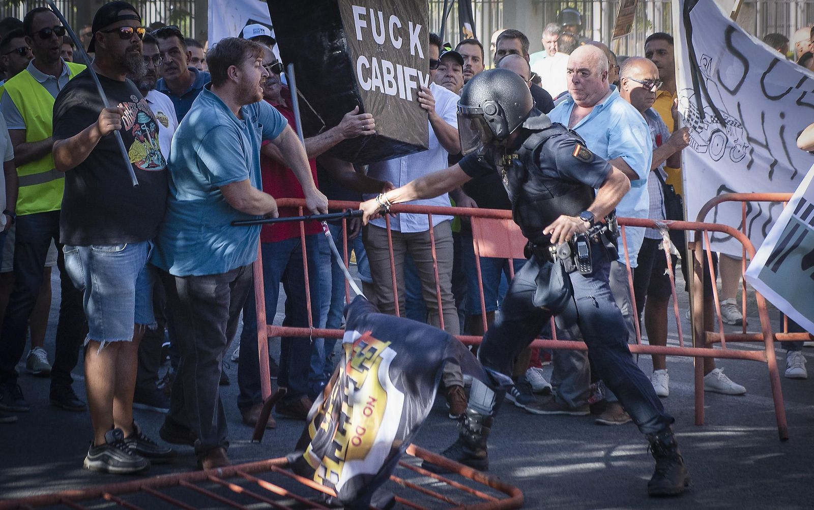 La airada protesta de los taxistas la semana pasada ante el Parlamento.