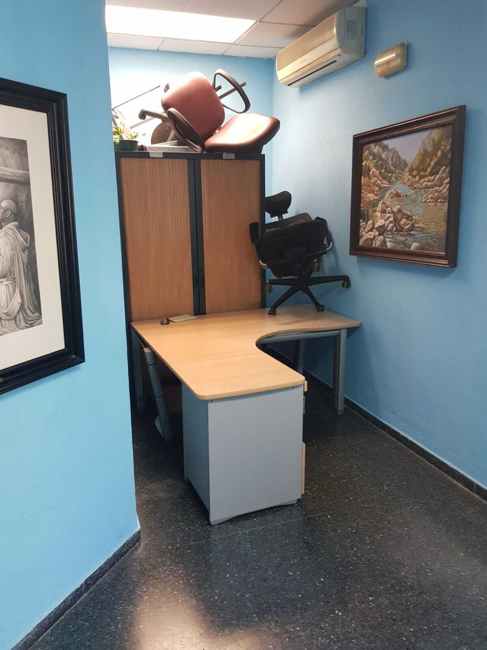 Una imagen del mobiliario apilado en el interior de las dependencias policiales.