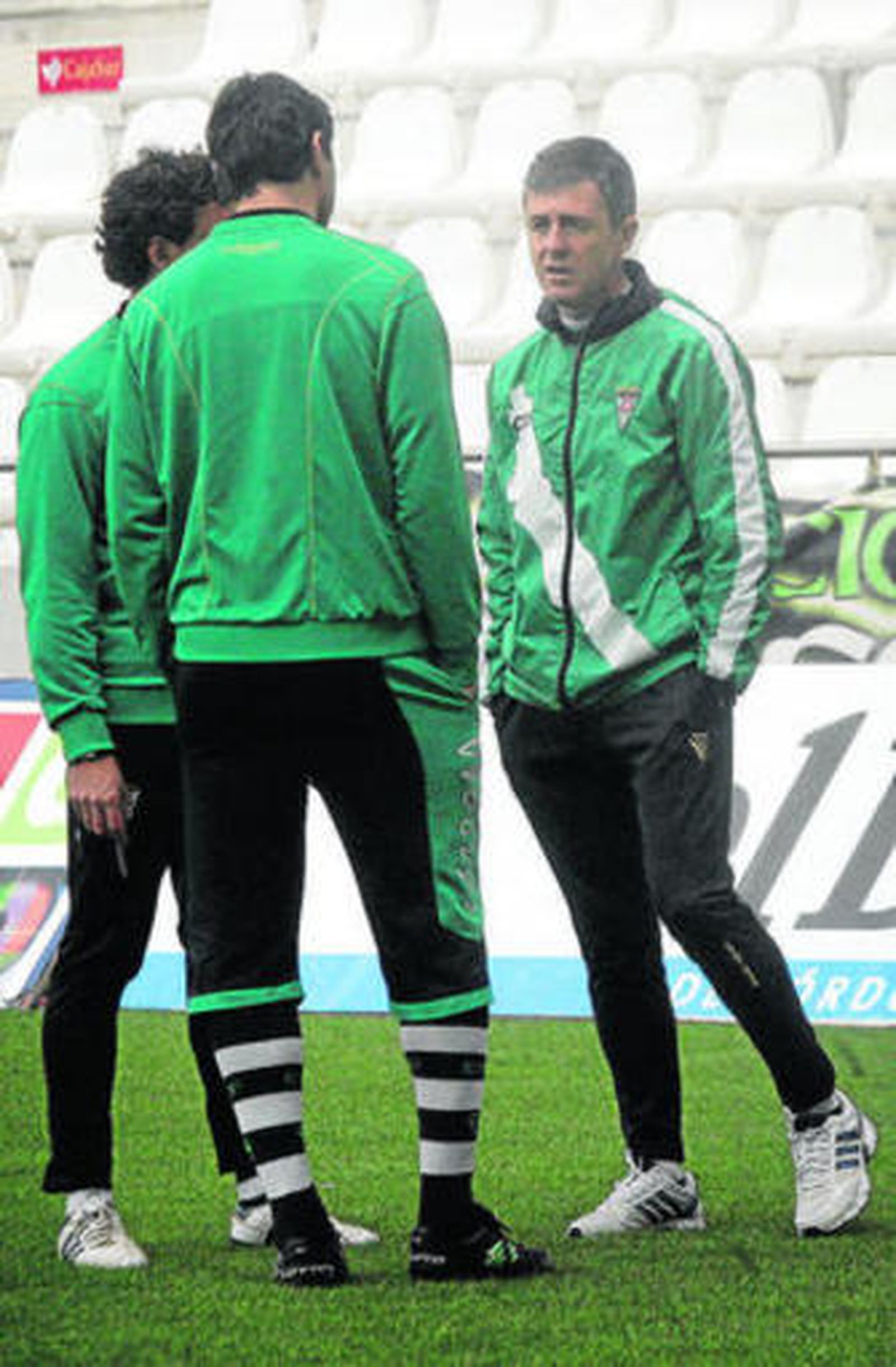 Lucas Alcaraz dialoga con Pierini, y el recuperador, Víctor Núñez.