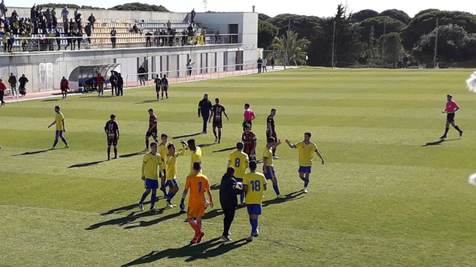 Los jugadores del filial celebran el triunfo al acabar el partido.