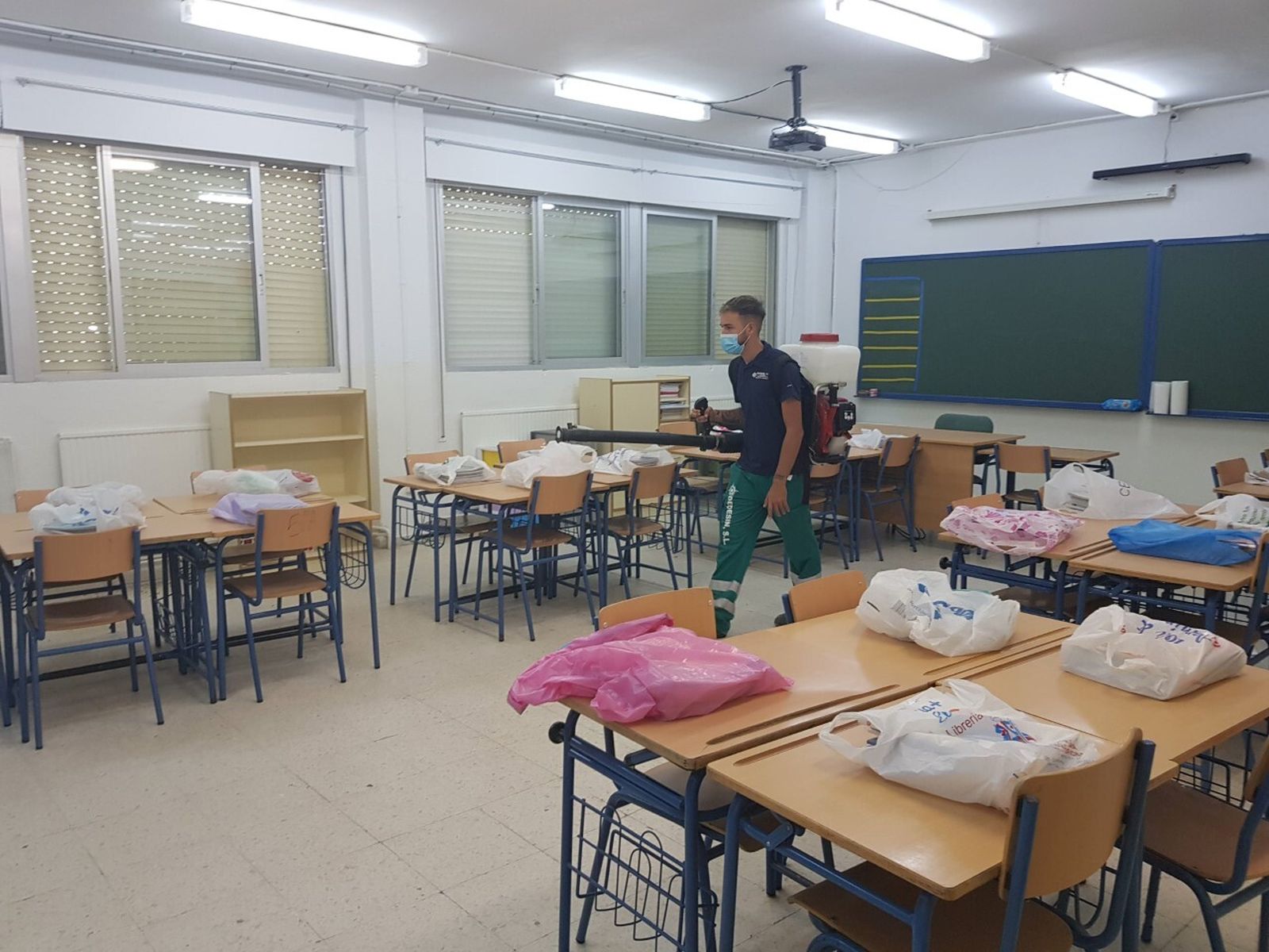 Tareas de desinfección en un colegio de Los Palacios, que el Ayuntamiento ha reforzado este año por el Covid-19 y el virus del Nilo occidental.