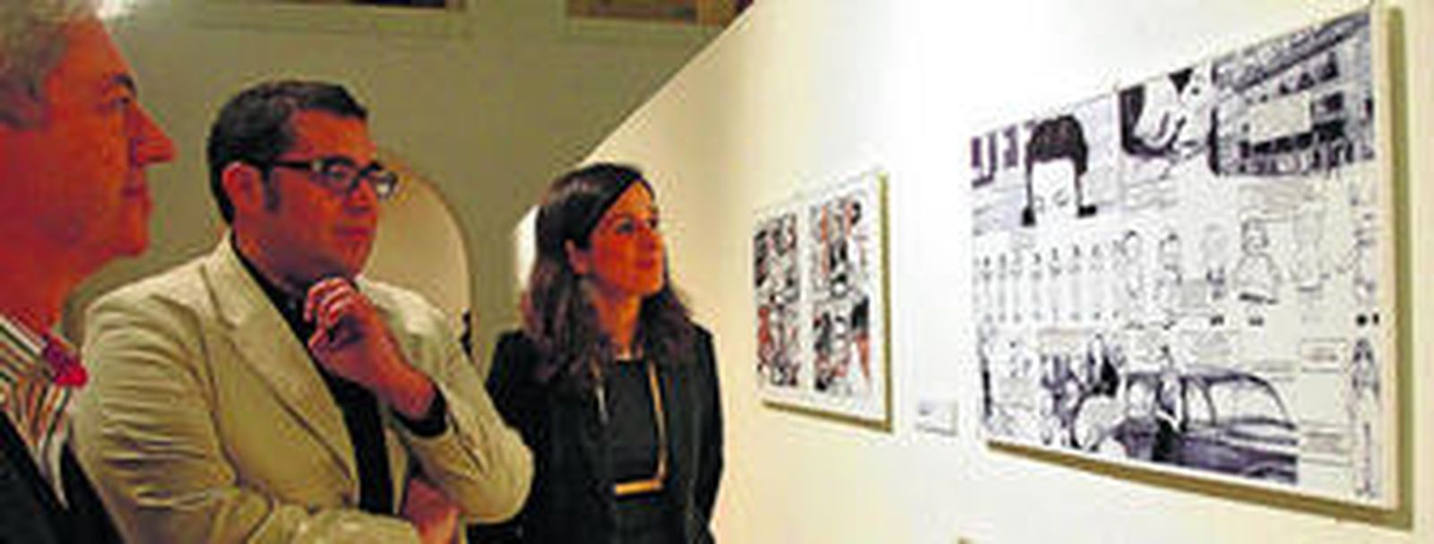 Juan Alonso de la Sierra, Jaime Armario y Cristina Saucedo contemplan una de las viñetas que integran la exposición 'Cómic flamenco'.