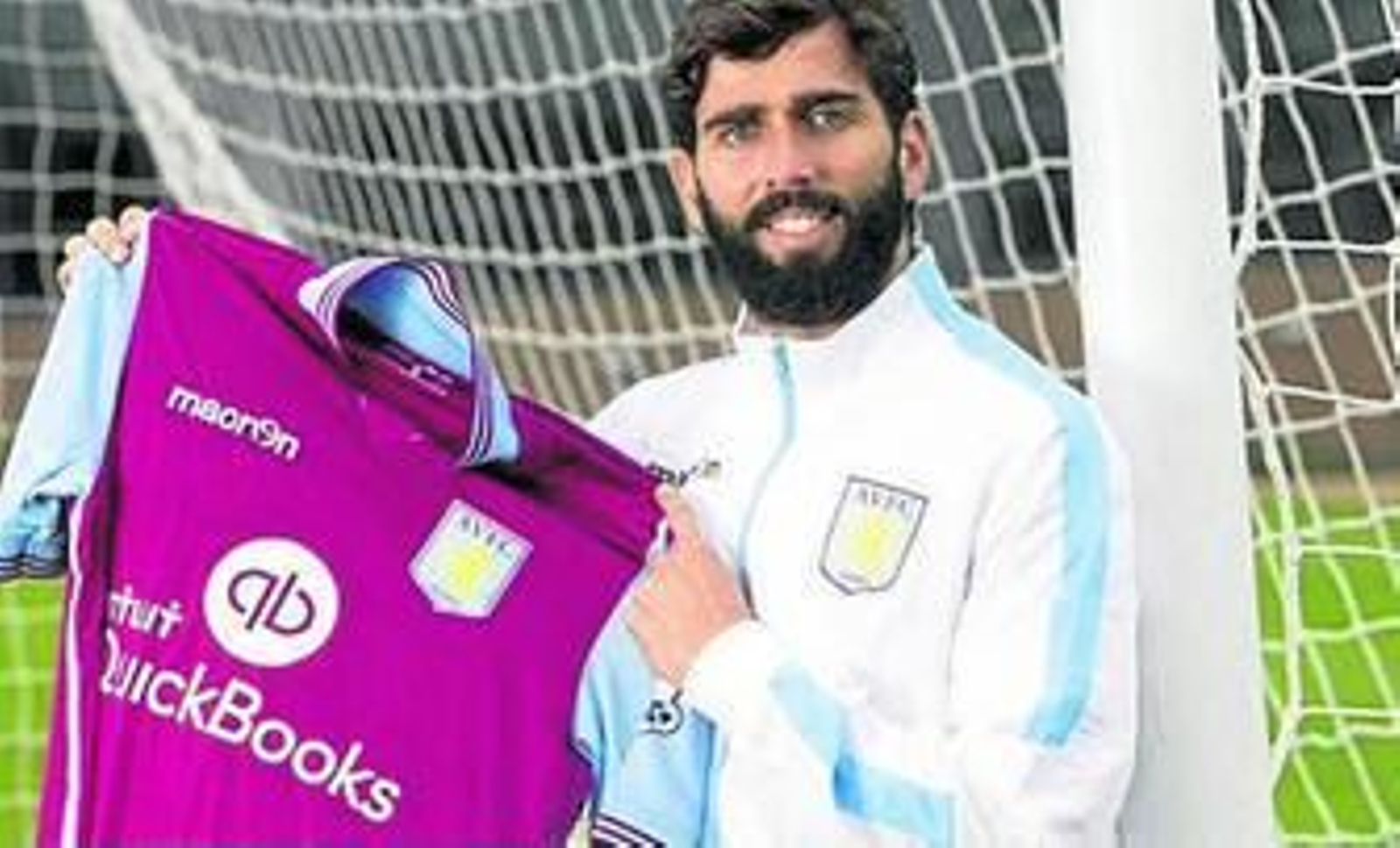 Crespo posa con la camiseta del Aston Villa.